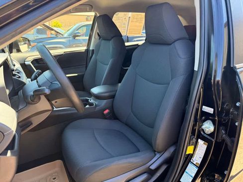 Used 2020 Toyota RAV4 LE w/ Carpet Mat Package AWD/4WD image 11