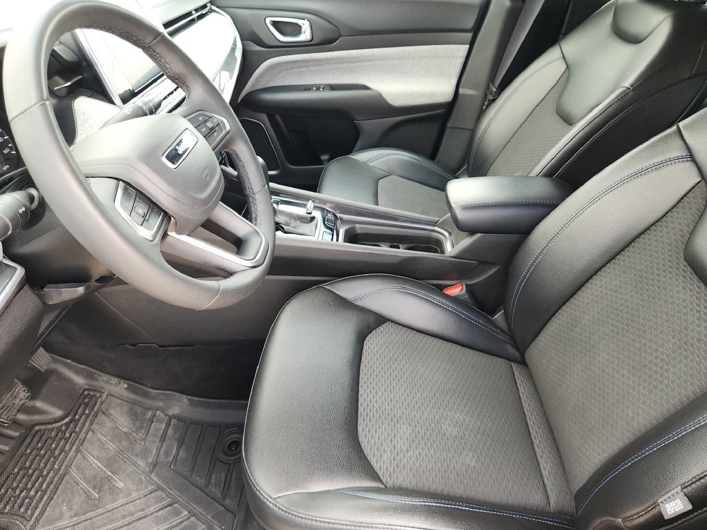 Used 2025 Jeep Compass Latitude AWD/4WD image 14