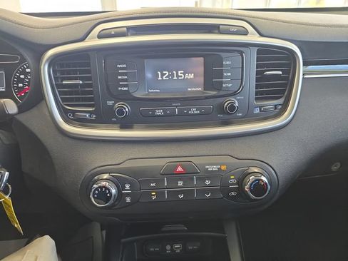 Used 2017 Kia Sorento FWD image 15
