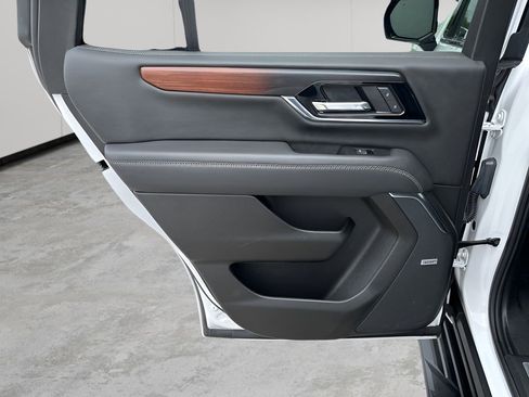 Used 2025 GMC Yukon Denali image 17