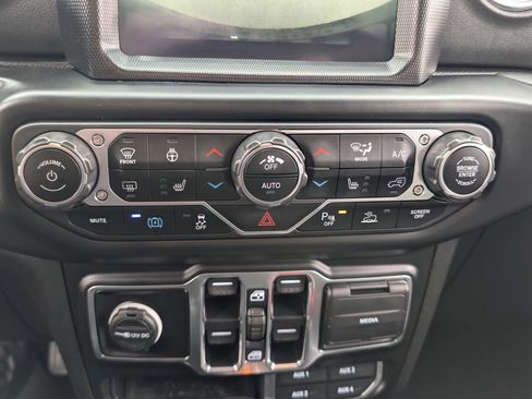 Used 2021 Jeep Wrangler Unlimited Sahara w/ Cold Weather Group AWD/4WD image 28