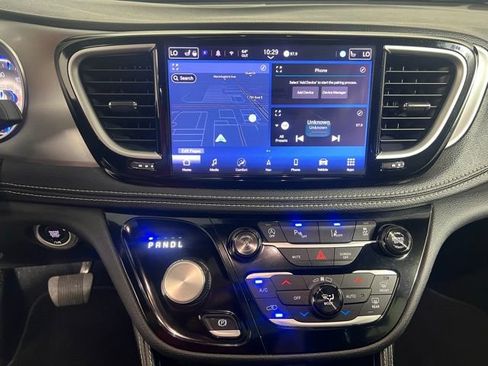 Certified 2025 Chrysler Pacifica Limited FWD image 19