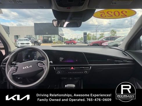 Certified 2025 Kia Niro EX Touring FWD image 11