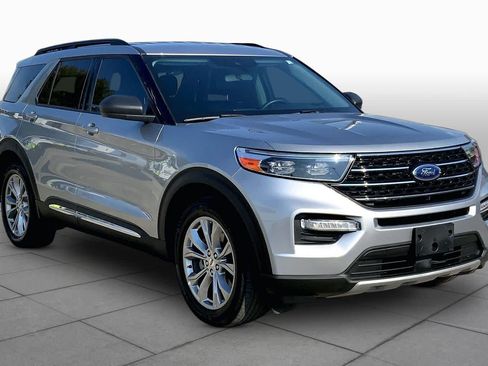 Used 2023 Ford Explorer XLT w/ Equipment Group 202A RWD image 3