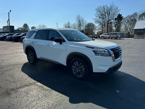 Used 2023 Nissan Pathfinder S image 4