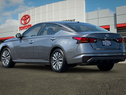 Used 2024 Nissan Altima 2.5 SV FWD image 5