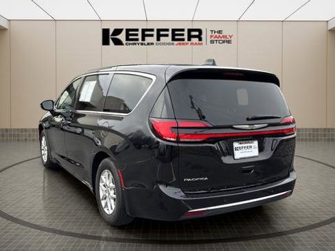 Certified 2024 Chrysler Pacifica Touring-L image 3