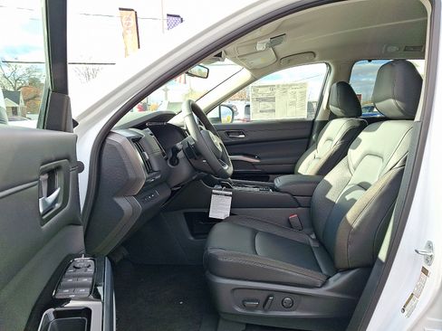 New 2025 Nissan Pathfinder SL image 9
