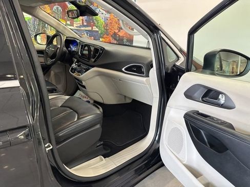 Used 2023 Chrysler Pacifica Touring-L FWD image 49