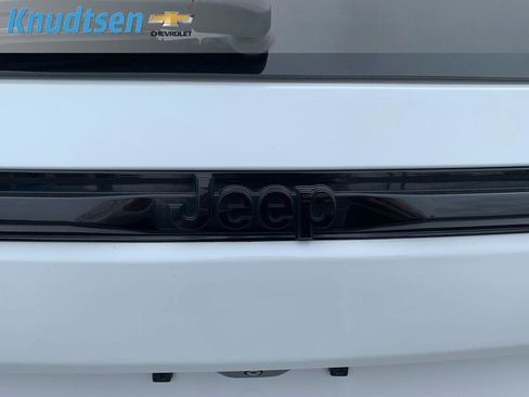 Used 2023 Jeep Grand Cherokee Altitude AWD/4WD image 15