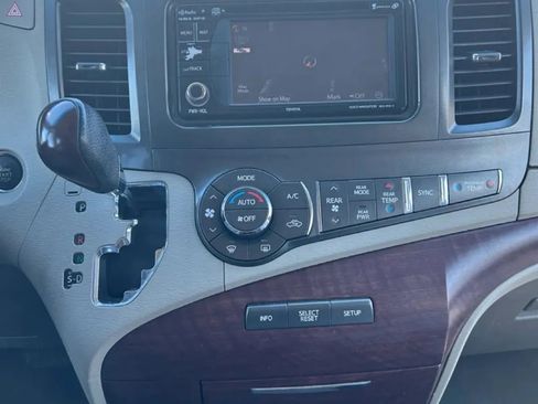 Used 2013 Toyota Sienna XLE w/ Entertainment Pkg FWD image 15