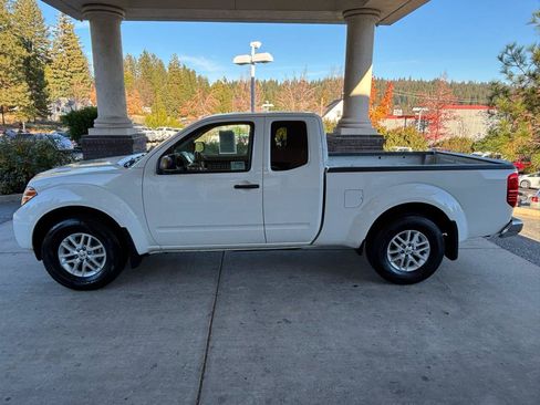 Used 2020 Nissan Frontier SV RWD image 2