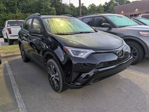 Used 2018 Toyota RAV4 LE AWD/4WD image 1