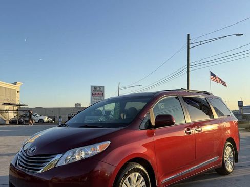 Used 2015 Toyota Sienna XLE image 3
