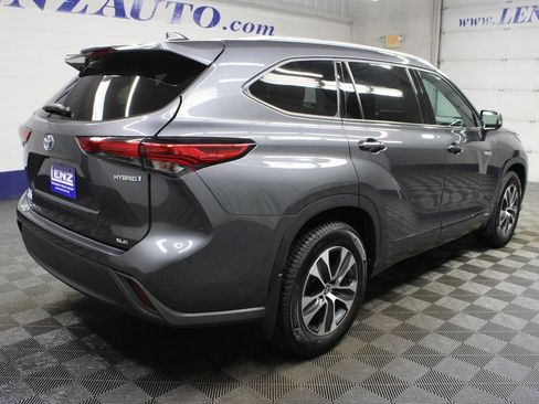 Used 2021 Toyota Highlander XLE AWD/4WD image 6