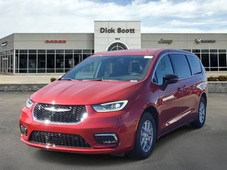 New 2026 Chrysler Pacifica Select video 2