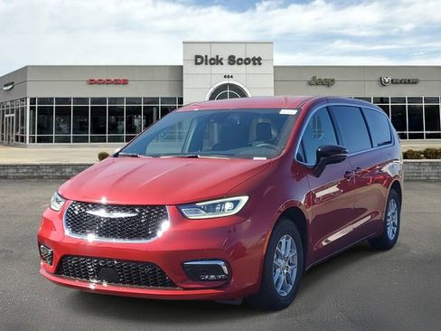New 2026 Chrysler Pacifica Select image 2