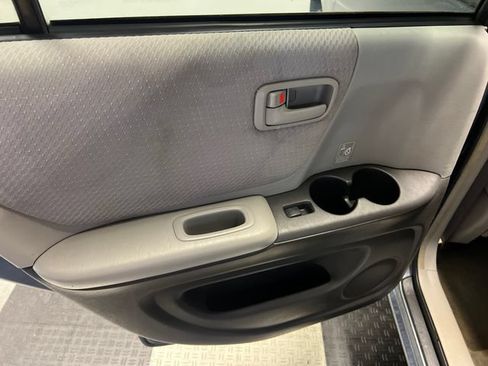 Used 2005 Toyota Highlander 2WD w/ 3rd Row image 11