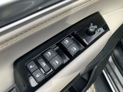 Used 2025 Jeep Wagoneer 4WD w/ Premium Group I image 25