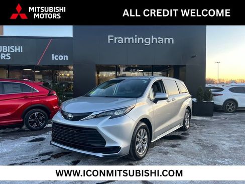 Used 2024 Toyota Sienna LE image 1