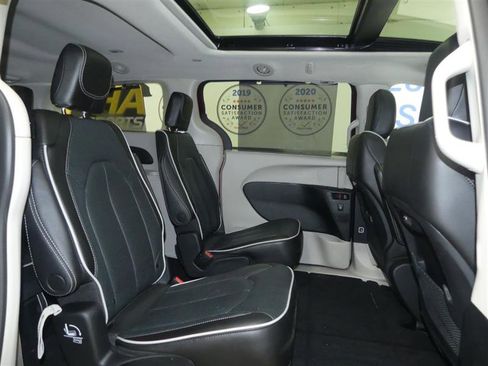 Used 2023 Chrysler Pacifica Limited image 25