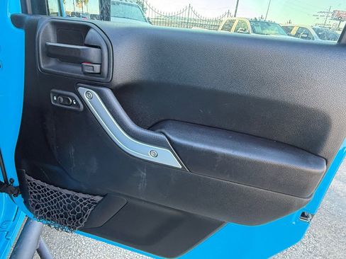 Used 2017 Jeep Wrangler Unlimited Rubicon w/ Connectivity Group AWD/4WD image 18