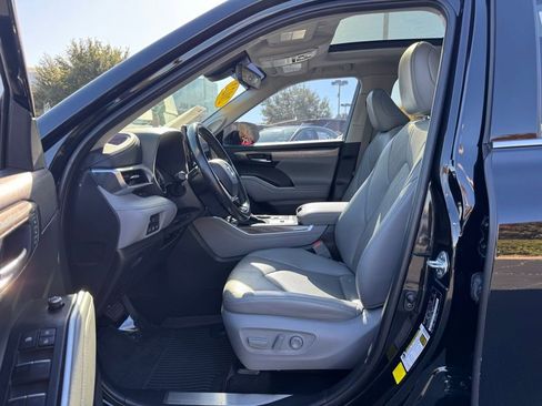 Certified 2022 Toyota Highlander Platinum image 25
