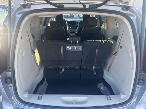 Used 2021 Chrysler Pacifica Touring-L image 7