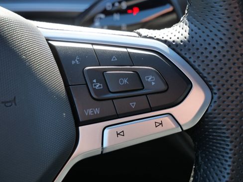 Certified 2025 Volkswagen Tiguan SE R-Line image 32