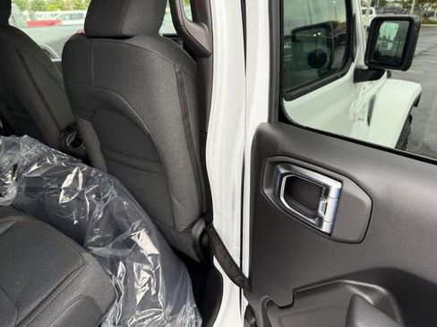 New 2025 Jeep Gladiator Willys image 12