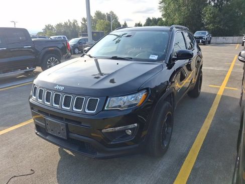 Used 2017 Jeep Compass Latitude w/ Popular Equipment Group AWD/4WD image 1