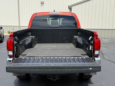 Used 2018 Toyota Tacoma TRD Off-Road AWD/4WD image 7