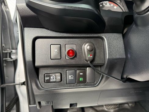 Used 2020 Toyota Tacoma SR image 21