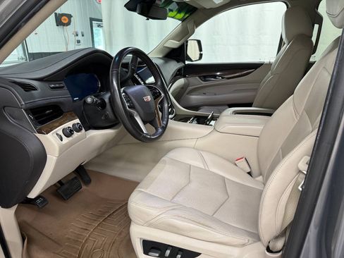 Used 2019 Cadillac Escalade ESV Luxury AWD/4WD image 8