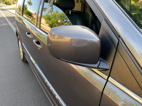 Used 2016 Chrysler Town & Country Touring image 21