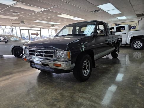 Used 1992 Nissan Pickup SE image 3