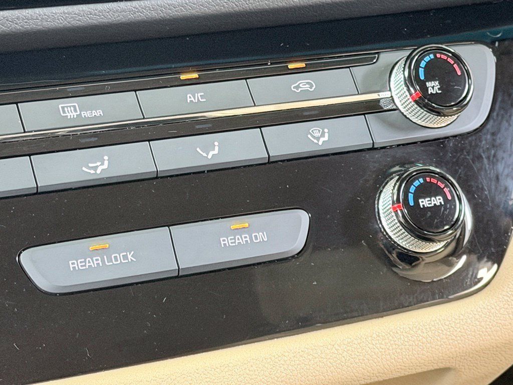 Used 2017 Kia Sedona LX FWD image 52