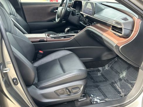 Used 2023 Toyota Crown Limited image 10