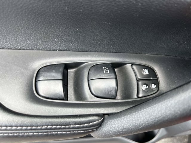 Used 2017 Nissan Rogue SV AWD/4WD image 15