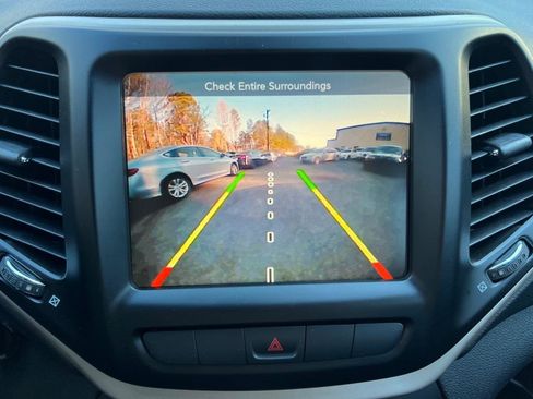 Used 2015 Jeep Cherokee Latitude w/ Cold Weather Group image 26