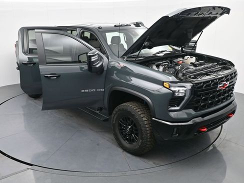 Used 2025 Chevrolet Silverado 2500 ZR2 w/ Technology Package image 38