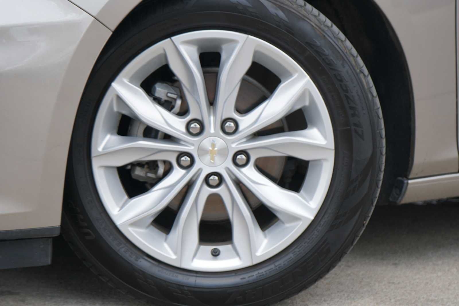 Used 2025 Chevrolet Malibu LT FWD image 2