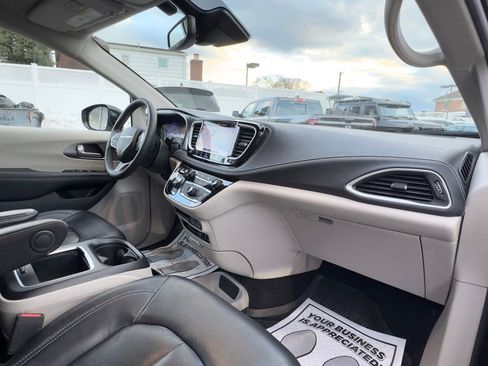 Used 2022 Chrysler Pacifica Touring-L image 18