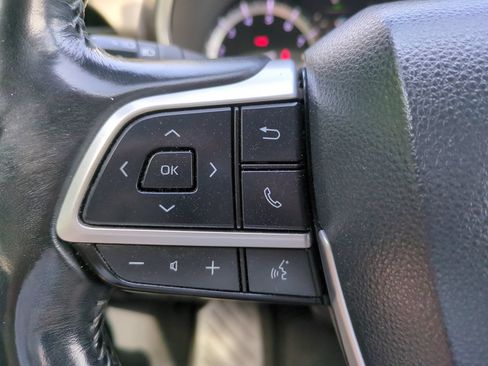 Used 2022 Toyota Highlander XLE FWD image 25