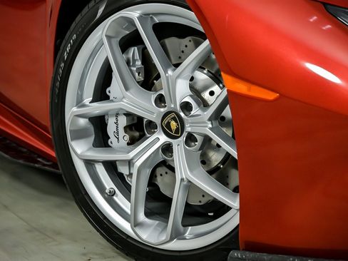 Used 2019 Lamborghini Huracan LP 580-2 image 4