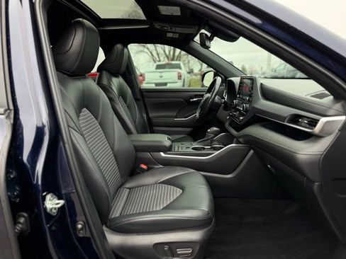 Used 2022 Toyota Highlander XSE FWD image 19
