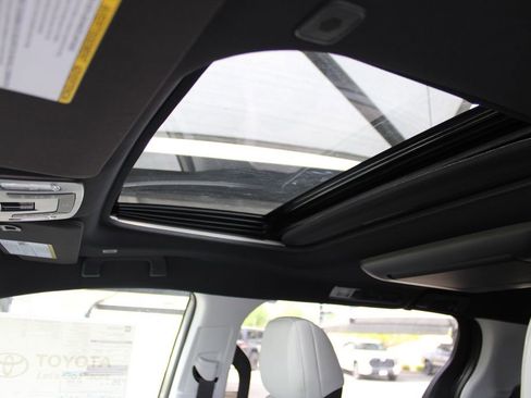 New 2026 Toyota Sienna XSE AWD/4WD image 4