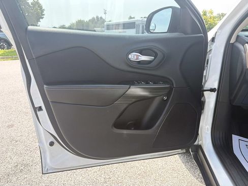 Used 2016 Jeep Cherokee Sport FWD image 13