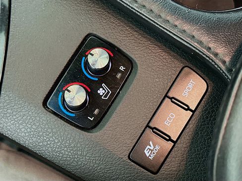 Used 2017 Toyota Avalon Limited image 25