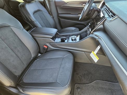 New 2025 Jeep Grand Cherokee Altitude image 14